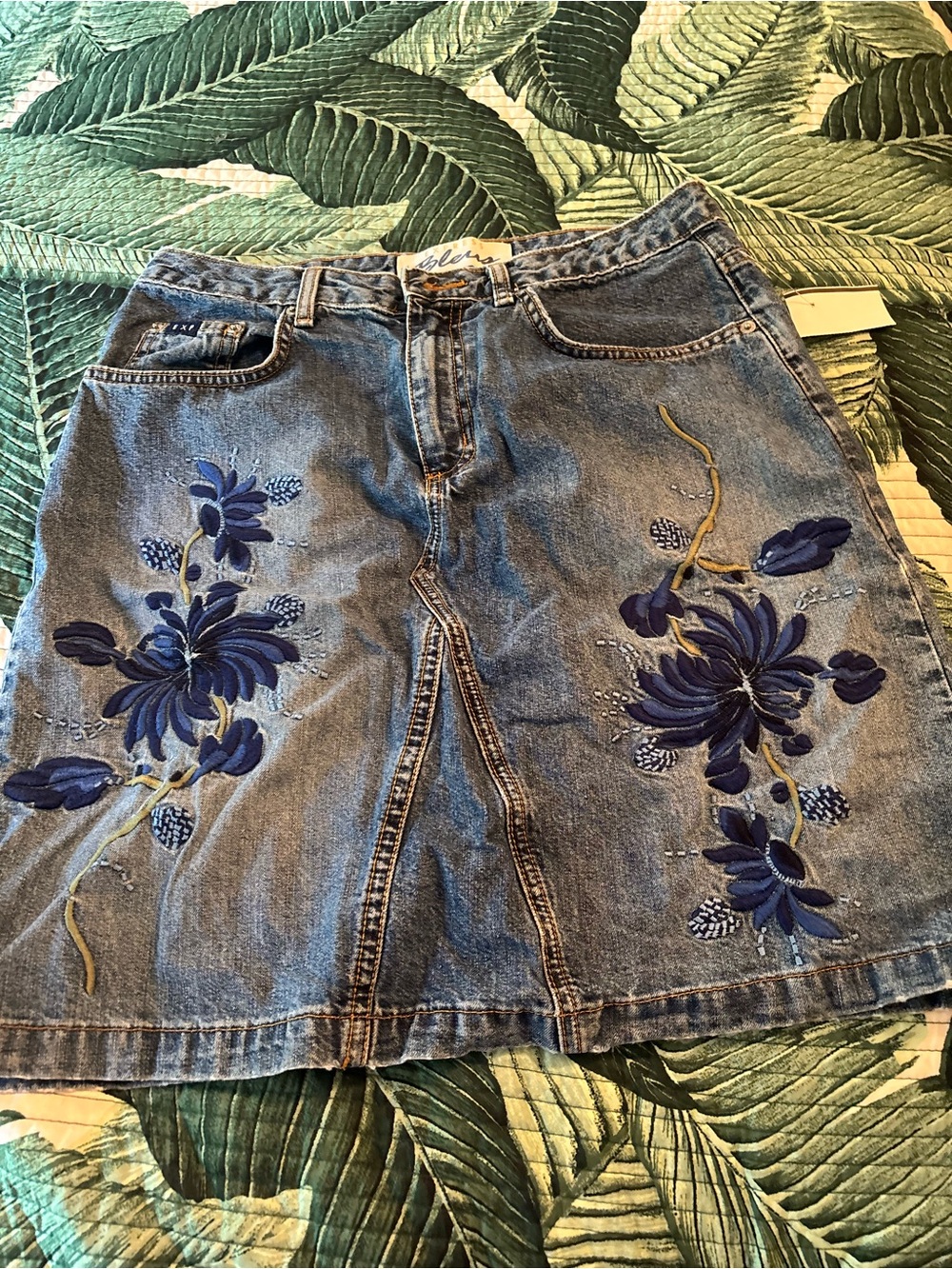 Express bleus Embroidered Blue Denim Skirt with Floral Motif